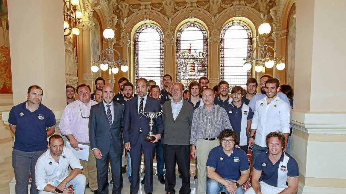 Recepción en el Ayuntamiento a los jugadores del equipo de rugby Quesos Entrepinares.-J. M. Lostau