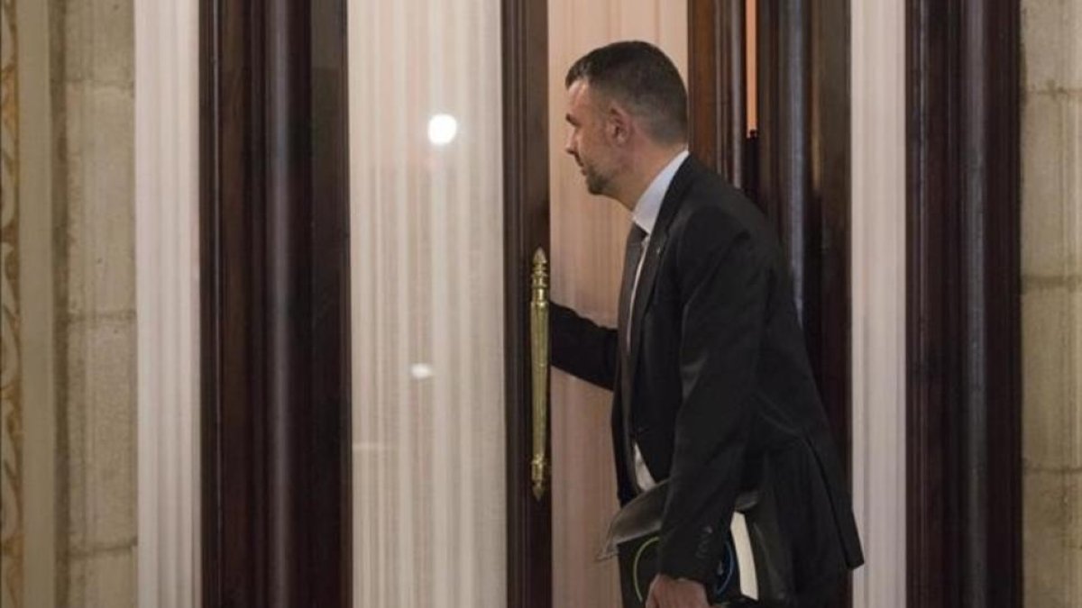 El conseller de Empresa, Santi Vila, entra en el despacho del president Carles Puigdemont en el Parlament para comunicarle su dimsión.-FERRAN NADEU