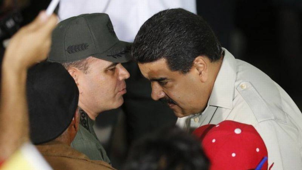 Nicolás Maduro escucha a su ministro de Defensa, Padrino López, este jueves en Caracas.-Foto: AP / ARIANA CUBILLOS