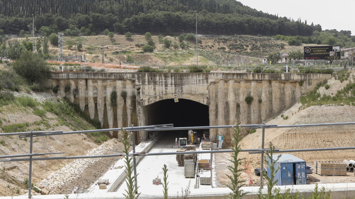 Obras de la variante de mercancías que enlazará con la playa de vías. J. M. LOSTAU