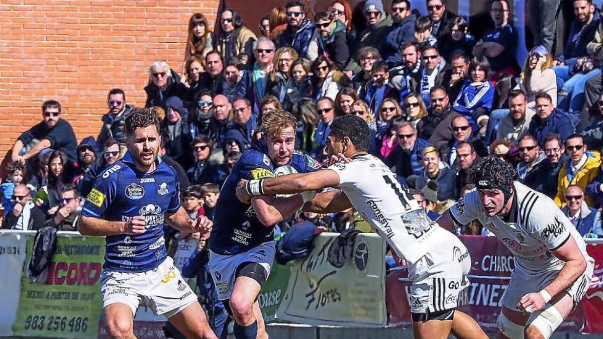 El jugador del VRAC Wessell Bell es placado por Sireli Kacilala.-MIGUEL ÁNGEL SANTOS
