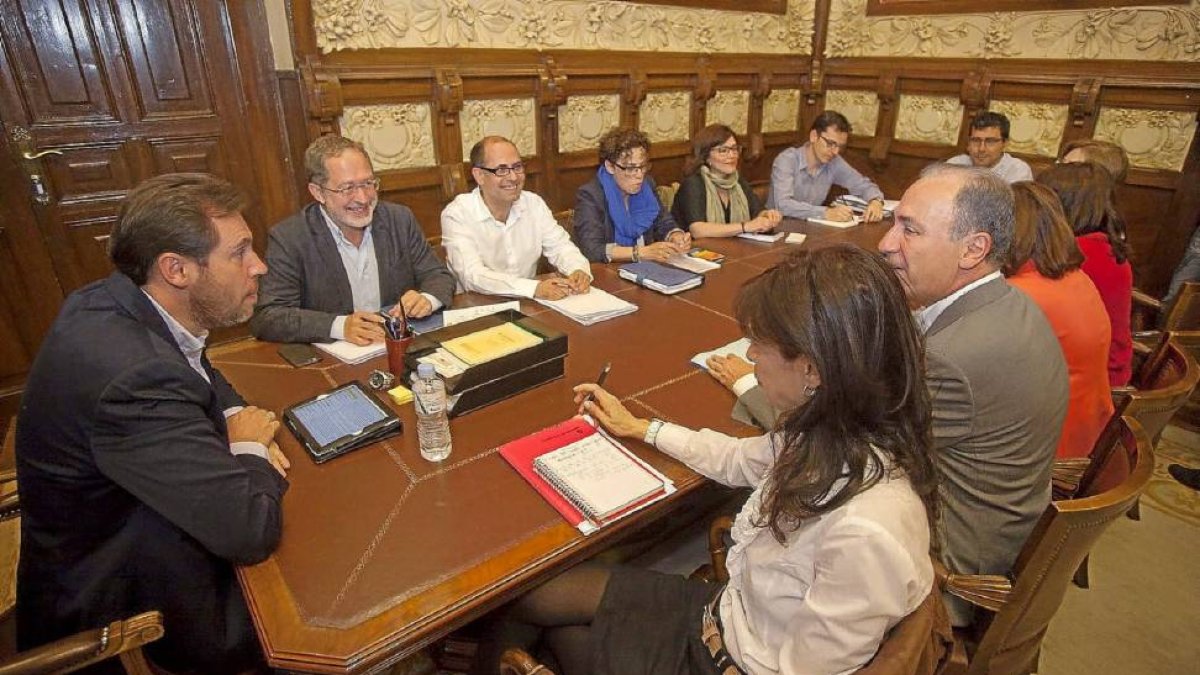El alcalde en la primera reunión del equipo de Gobierno municipal, junto con los ocho concejales y Charo Chávez y Héctor Gallego como invitados.-Pablo Requejo
