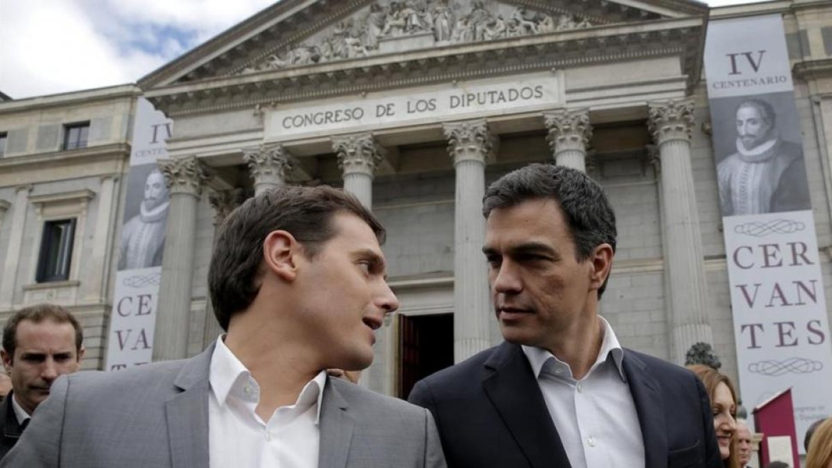 Albert Rivera y Pedro Sánchez, el pasado 21 de abril en el Congreso, durante el acto de homenaje a Miguel de Cervantes.-JOSÉ LUIS ROCA