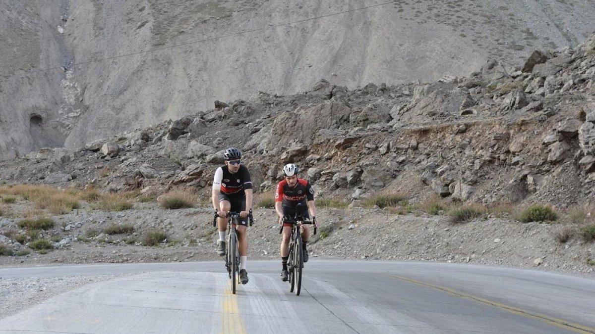 César Mato y Óscar Pujol pedalean durante una jornada de la’ Across Andes’ 2019, con la cordillera al fondo de la imagen.-E.M.