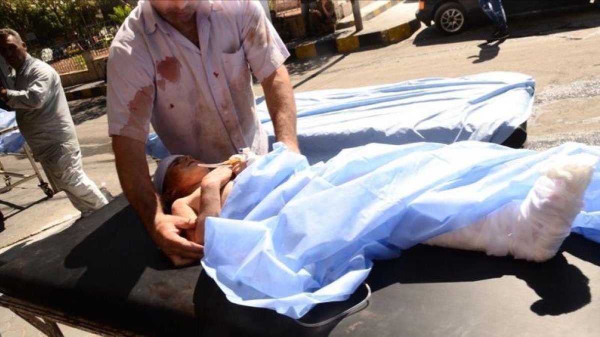 Traslado de una niña siria herida.-AFP / GEORGES OURFALIAN