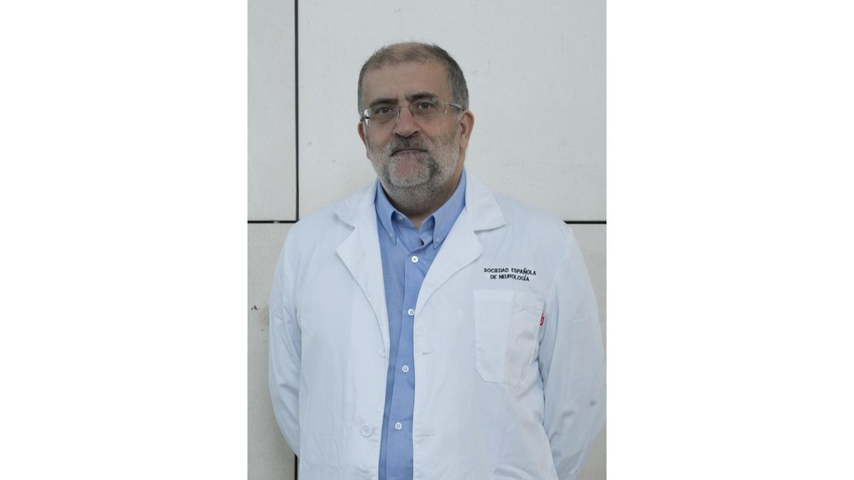 El neurólogo leonés Francisco Javier López en su consulta en el Hospital de Santiago de Compostela.-EL MUNDO