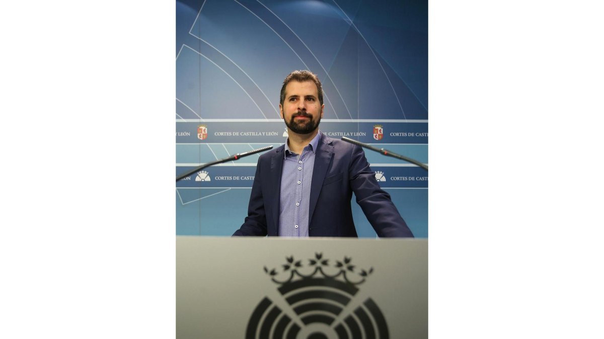 El portavoz socialista Luis Tudanca en rueda de prensa para informar de la reunión del grupo parlamentario socialista-ICAL