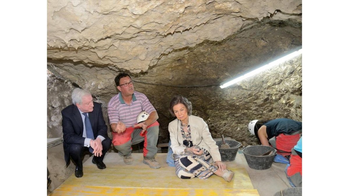 La reina Sofía visita los yacimientos de Atapuerca junto al presidente-ICAL