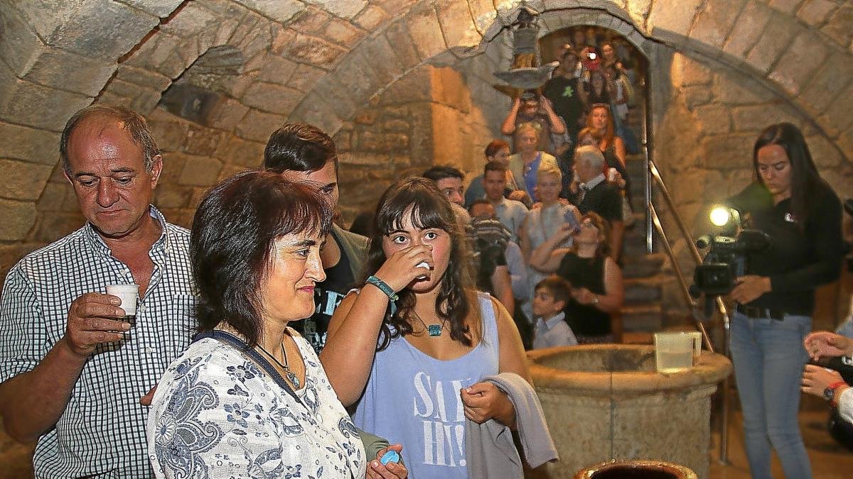 Los palentinos podrán volver a beber el agua de la cripta, pero este año será del grifo previamente consagrada.-ICAL