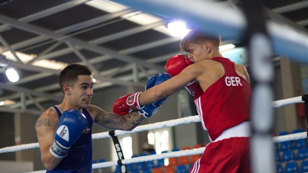 El púgil del Club Boxeo Valladolid Martín Molina, en su combate de ayer ante el aleman Goman.-SOFÍA GUIJARRO