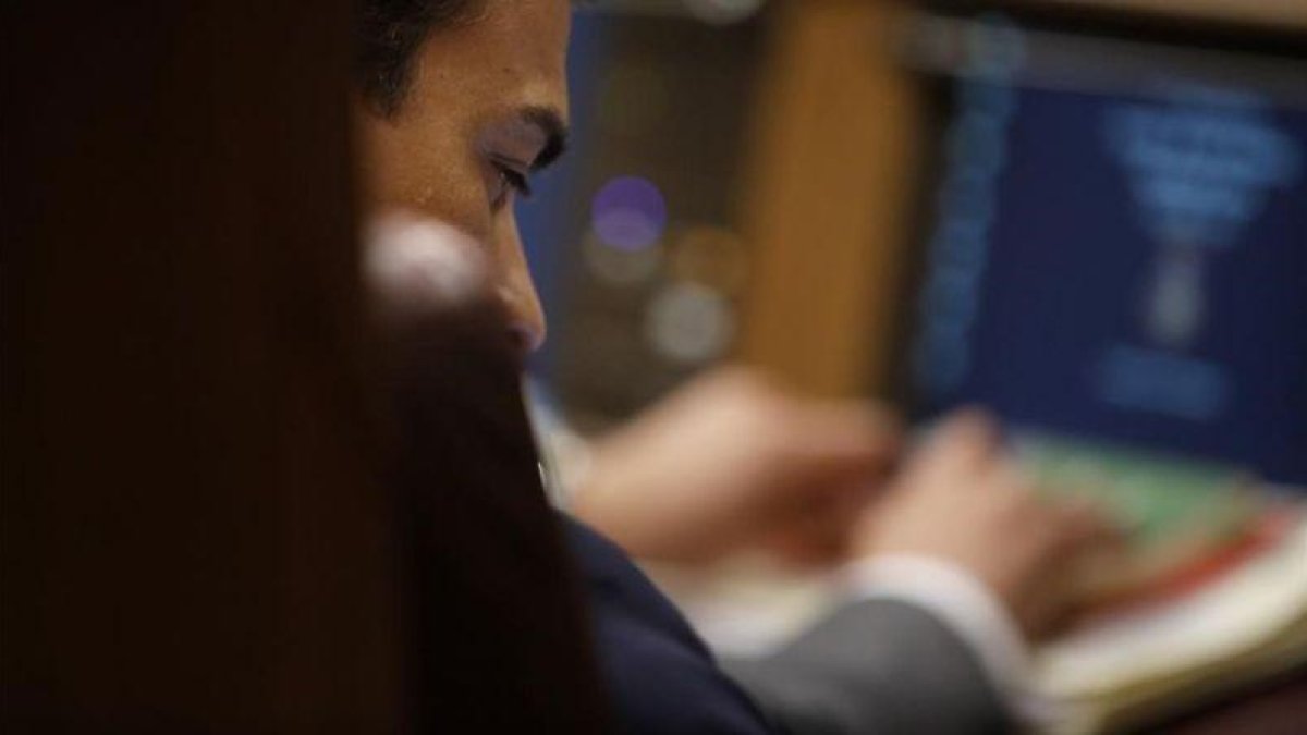 Pedro Sánchez, en su escaño del hemiciclo del Congreso, este martes.-JOSE LUIS ROCA