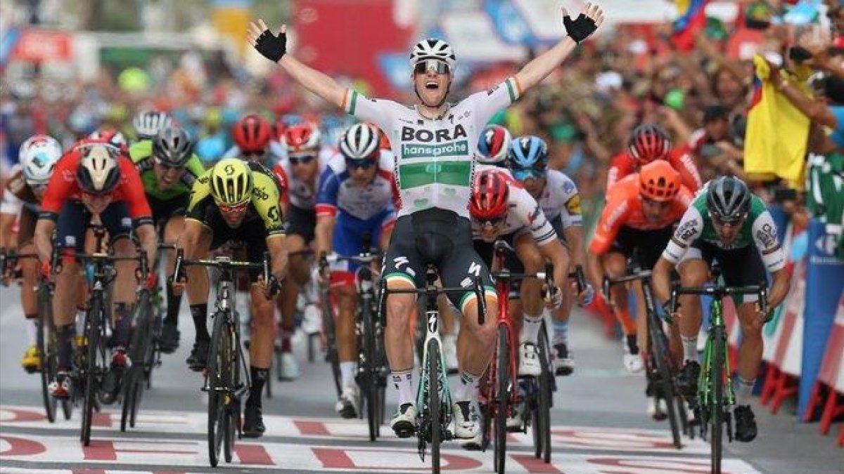 Sam Bennett levanta los brazos al imponerse en el esprint de Alicante.-EFE / JAVIER LIZON
