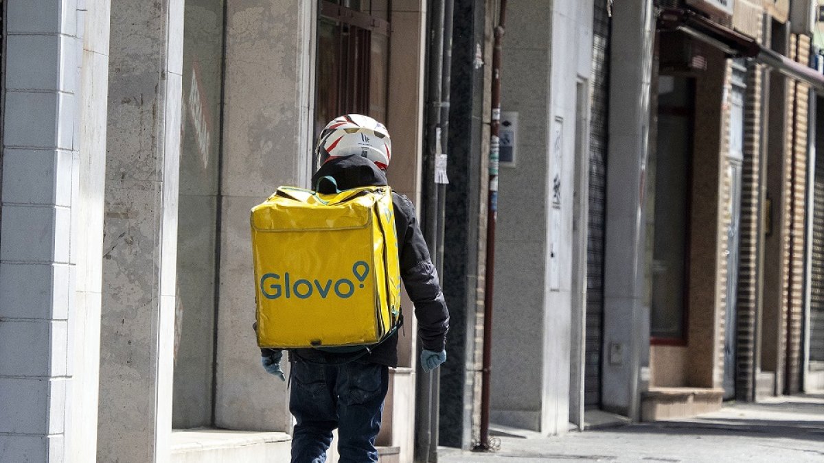 .- PHOTOGENIC/MIGUEL ÁNGEL SANTOS. GLOVO EN LA CALLE PADILLA