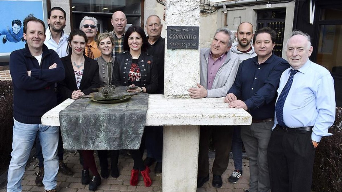 Foto de familia de la hostelería local de Arévalo, que forma parte del colectivo Asadhos.-ARGICOMUNICACIÓN