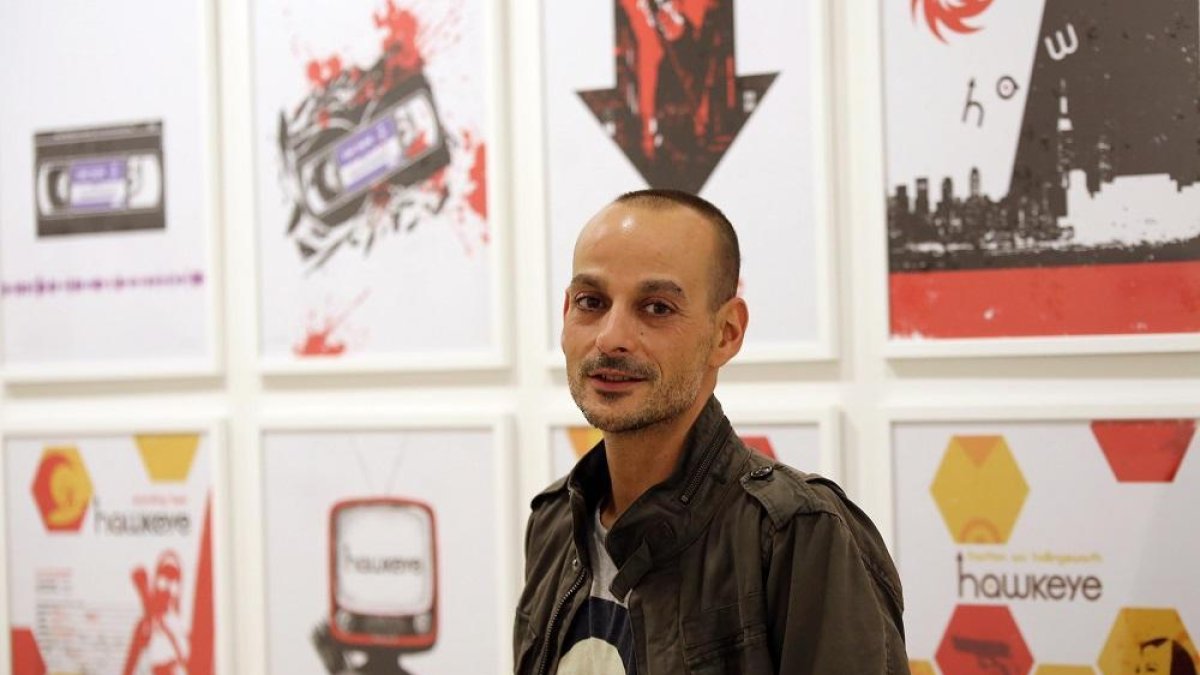 El ilustrador vallisoletano David Aja frente a alguna de las obras de su exposición 'Primera retrospectiva. Comic e ilustración'-ICAL