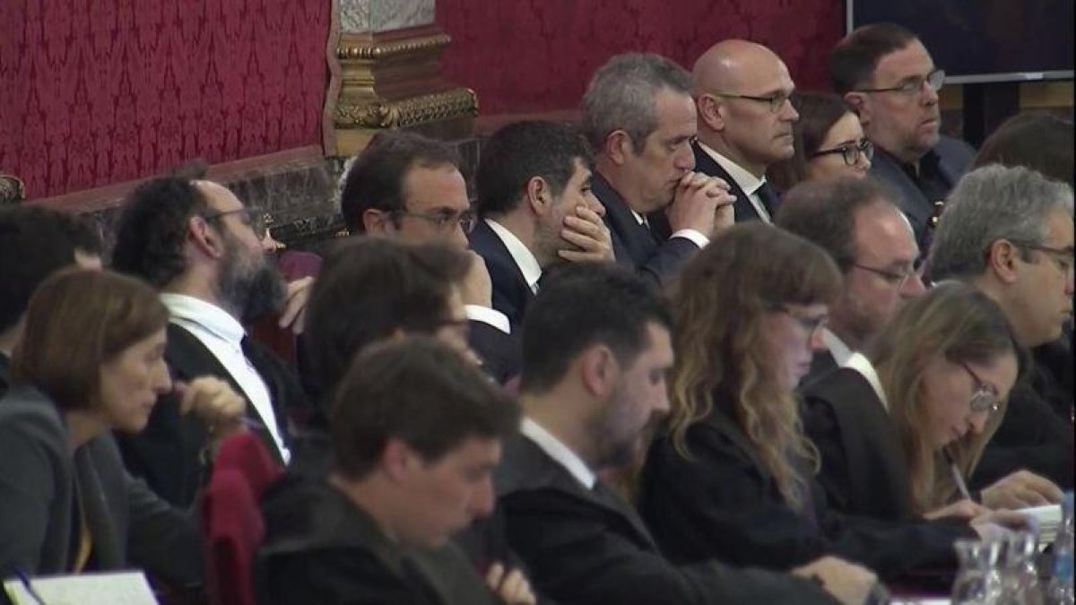 Los acusados con sus abogados en el juicio al procés en el Tribunal Supremo.-