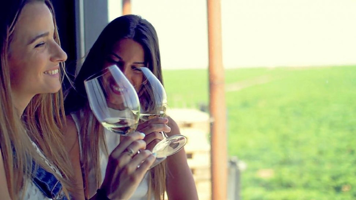 Sylvia Salas y Marta Riumbau, dos ‘youtubers’ que han participado en la promoción del vino entre los jóvenes.-EL MUNDO