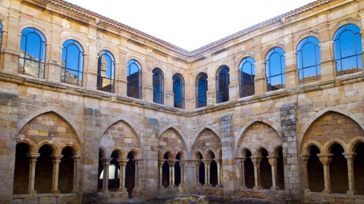 Imagen del patio del claustro del monasterio de Aguilar de Campoo.-CÉSAR DEL VALLE Y MARCE ALONSO