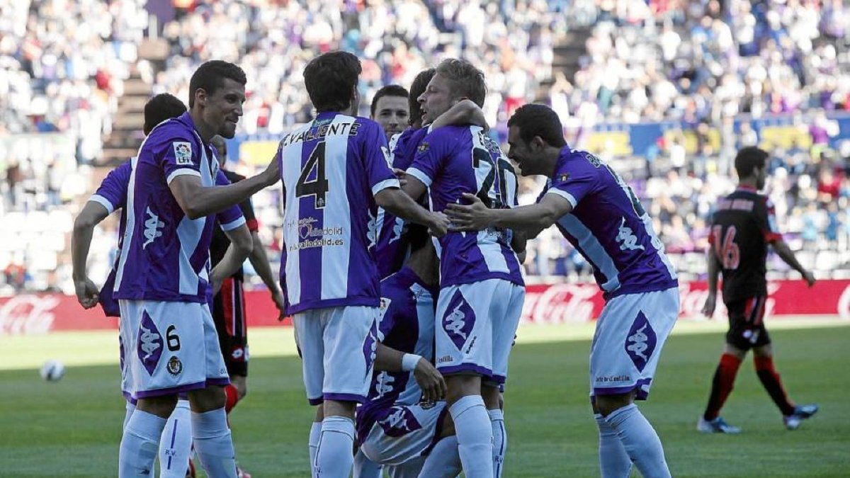 Jugadores blanquivioleta festejan el gol del triunfo ante el Deportivo en la temporada 12-13-Pablo Requejo