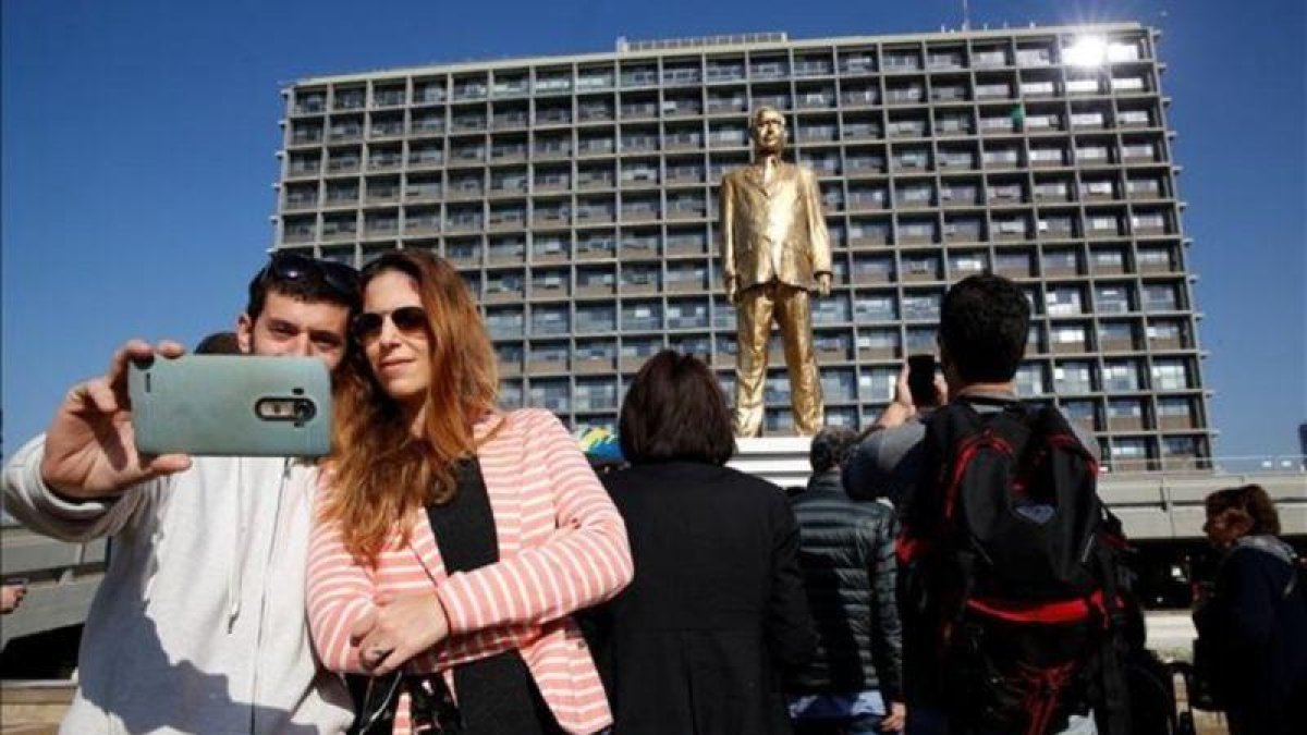 Estatua del primer ministro israelí Benjamin Netanyahu derribada en Tel Aviv.-REUTERS / BAZ RATNER