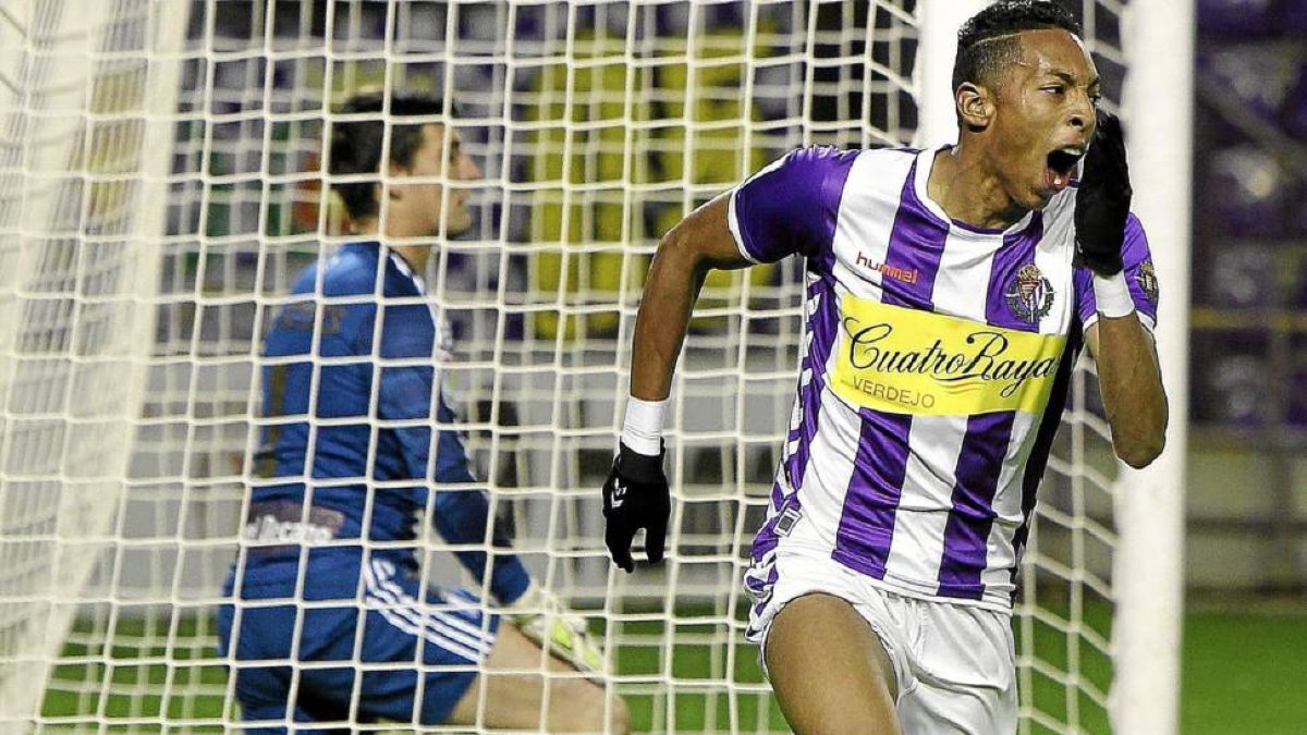 Mojica marca el gol de la victoria frente al Recreativo, con el portero Sotres batido al fondo-J.M.Lostau