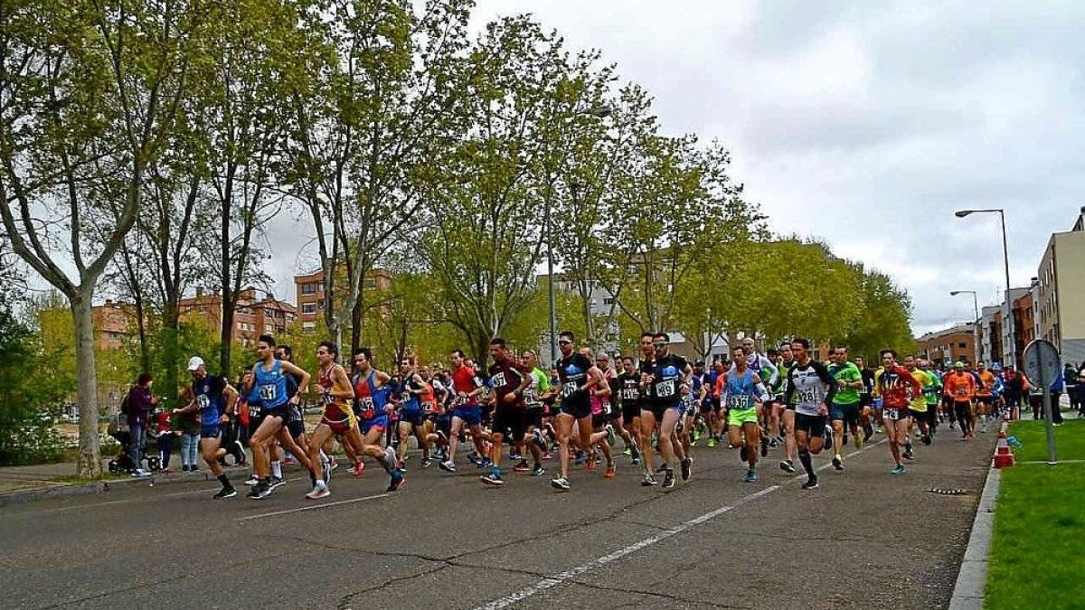 Los participantes, tras darse la salida del X Cross de la Policía en el barrio de la Victoria.-EM