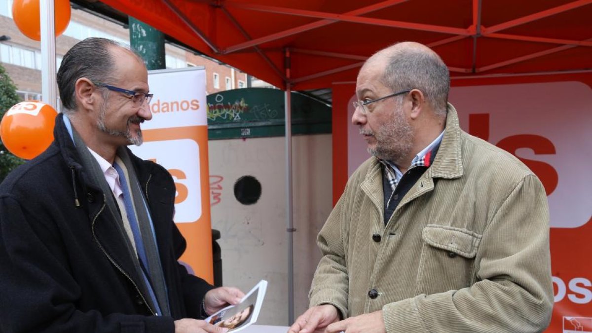 El delegado territorial de Ciudadanos en Castilla y León, Luis Fuentes, y el cabeza de lista de Ciudadanos por Valladolid, Francisco Igea, participan en un acto electoral en la carpa informativa de la formación.-ICAL