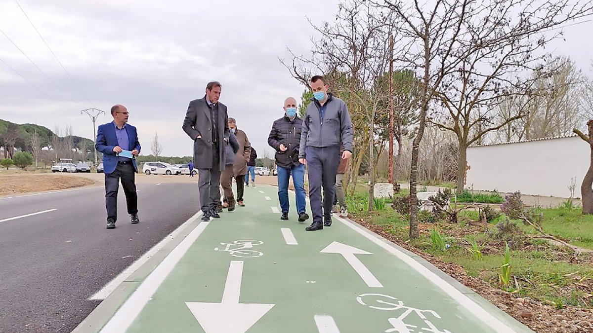 Óscar Puente pasea por la zona de las obras.- E.M.