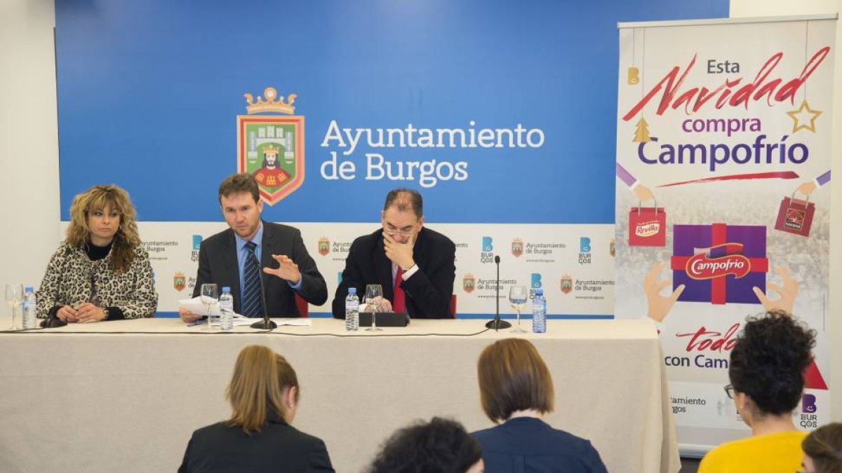 El alcalde de Burgos, Javier Lacalle, presenta la campaña nacional de apoyo a Campofrío, acompañado por el presidente de FAE, Miguel Ángel Benavente, la vicepresidenta de la Federación de Comercio (FEC), Loreto Pérez representantes de hipermercados-Ical