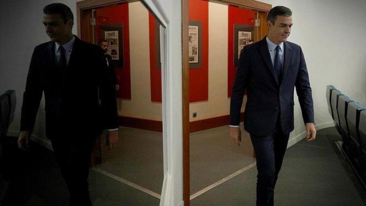 Pedro Sánchez llega a la sala de prensa de la Moncloa para su comparecencia, el 17 de septiembre.-JOSÉ LUIS ROCA