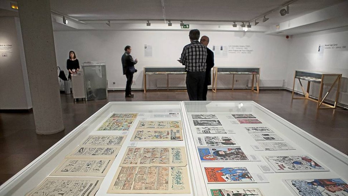 Algunos de los cómics, historietas y fanzines que se muestran en la Casa Revilla hasta el 19 de julio.-José C. Castillo