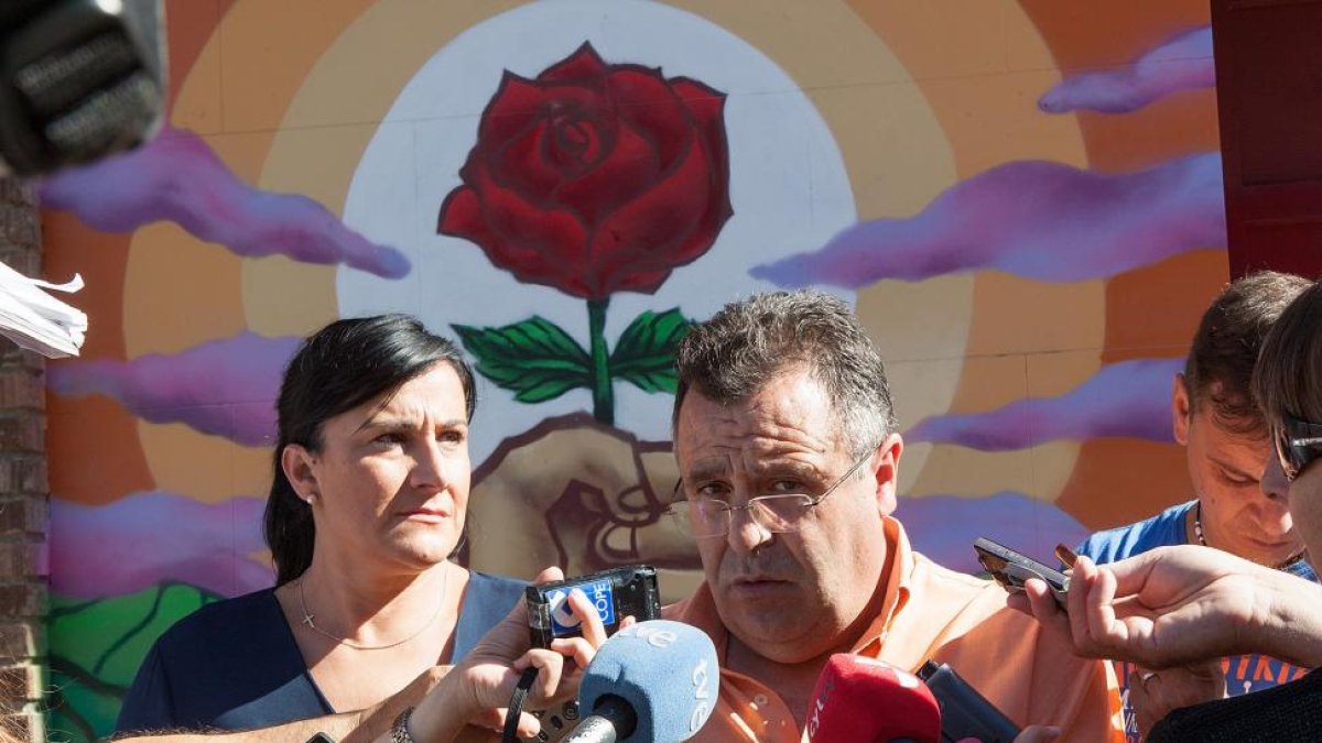(I a D) La secretaria de Organización del PSOE de Castilla y León y procuradora regional, Ana Sánchez; y el procurador, Martín Benito; analizan el plan de señalización turística de Castilla y León.-ICAL