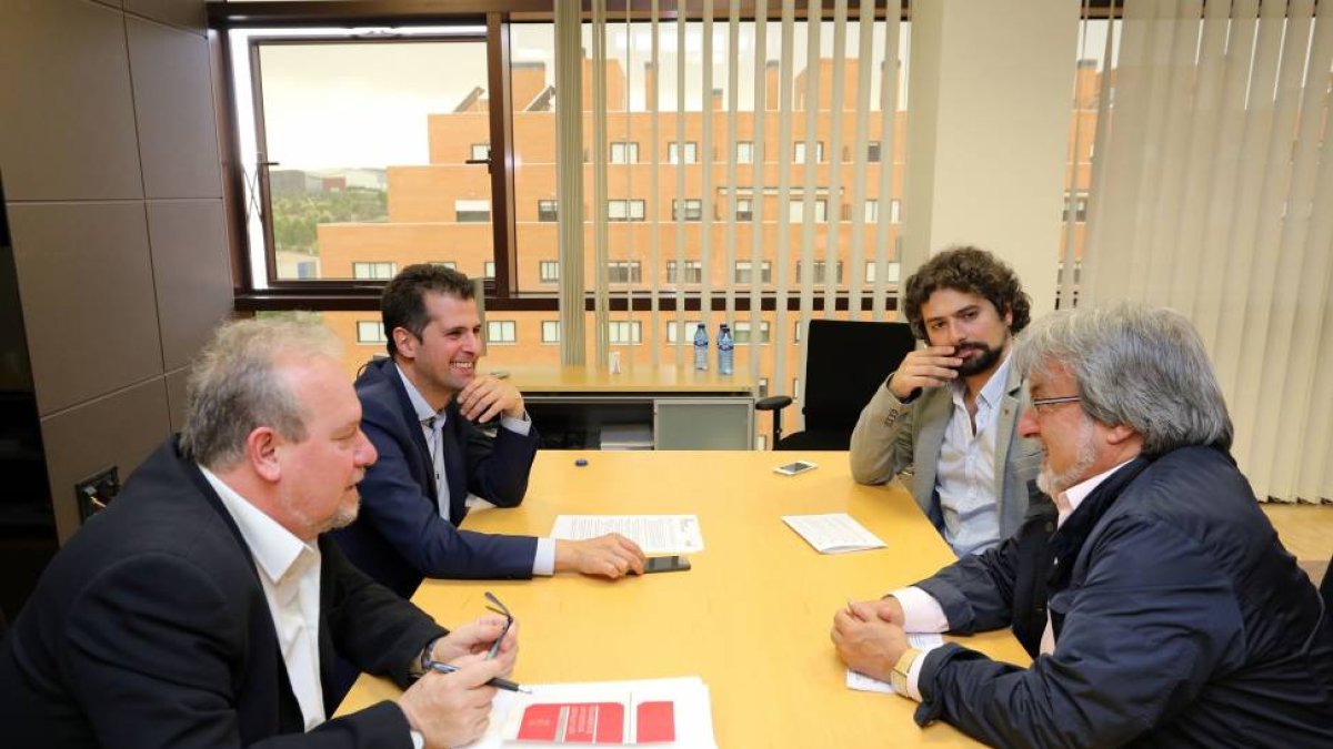 El coordinador autonómico de IU, José María González (D), y el procurador electo de la coalición, José Sarrión (2D), se reúnen con el secretario autonómico del PSOE, Luis Tudanca (2I) y con José Francisco Martín (I)-ICAL