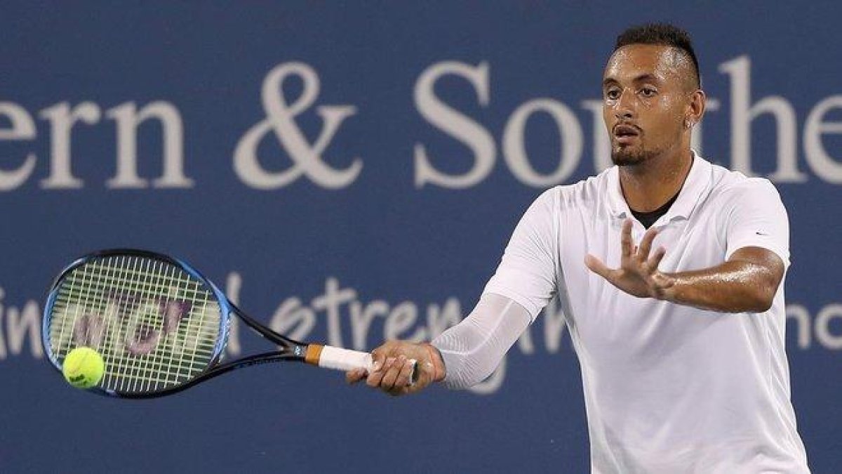 Nick Kyrgios ha sido sancionado con una multa de 113.000 dólares por su actitudes lamentables en el partido contra el ruso Karen Khachanov.-MATTHEW STOCKMAN/AFP