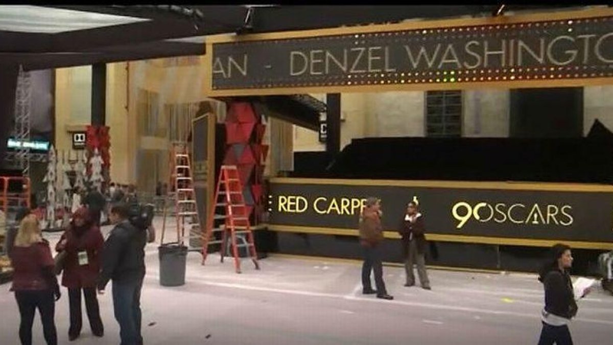 La lluvia en Los Angeles ha obligado a los técnicos a cubrir con una carpa la entrada al Dolby Theatre para la ceremonia de los Oscar.-ATLAS