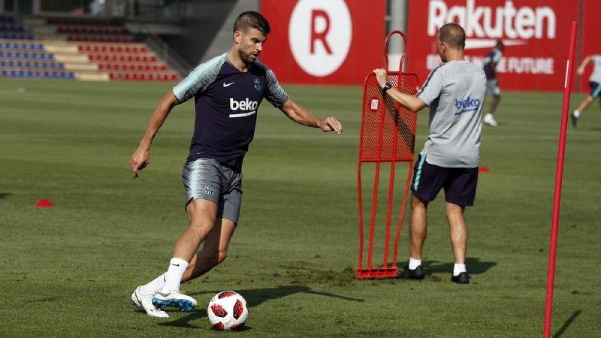 Piqué, en un entrenamiento del Barça de este pretemporada.-FCB
