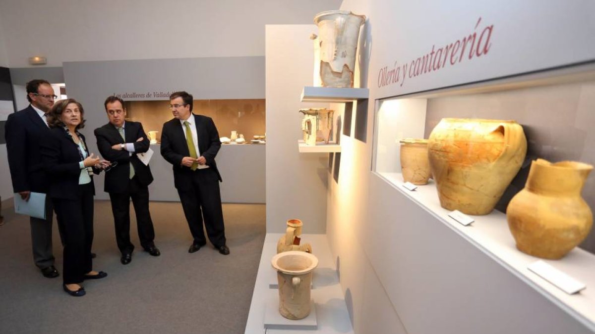 El director general de Políticas Culturales, José Ramón Alonso, y el delegado territorial de Valladolid, Pablo Trillo, visitan la exposición temporal ‘Entre Pucheros: Artes del barro en el Valladolid de Santa Teresa’-ICAL