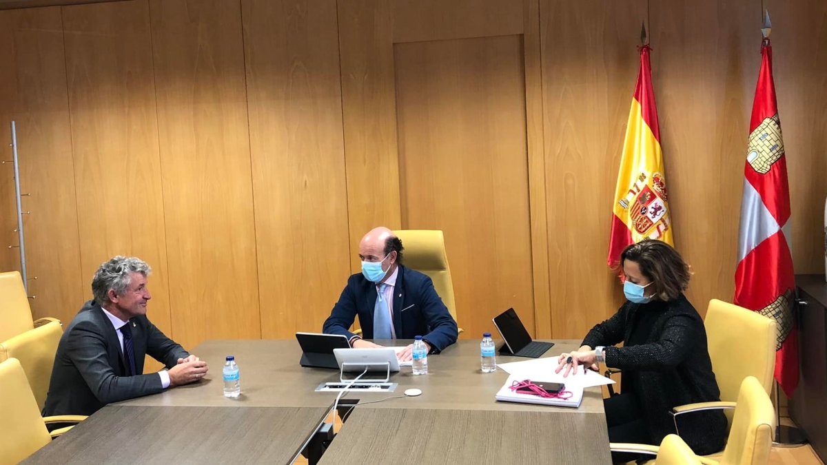Sarbelio Fernández, Jesús García-Cruces y la directora de Salud Pública. E. M.