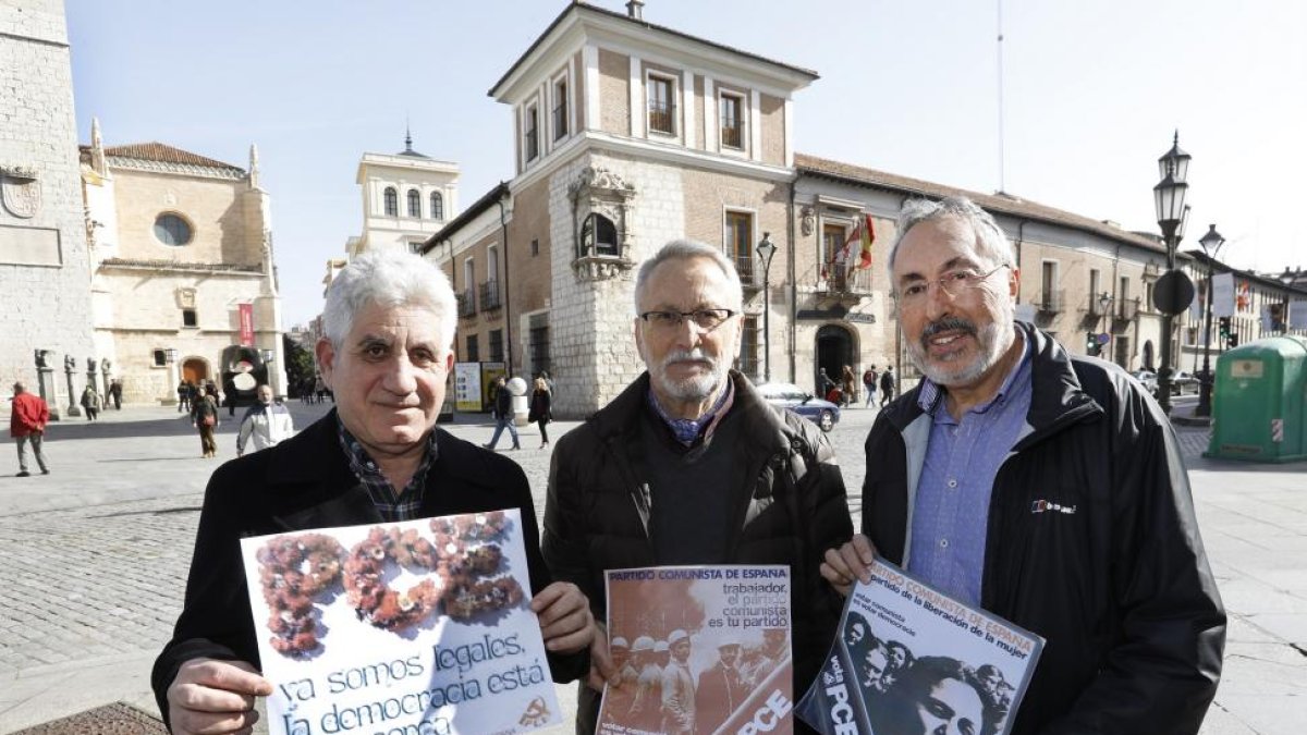 Los ex dirigentes del PCE en Valladolid Javier Fernández, Ángel Martínez de Paz y César de Prada, a pocos paso de donde se encontraba el Gobierno civil, donde tantas veces pidieron permiso para manifestarse.-J.M.LOSTAU