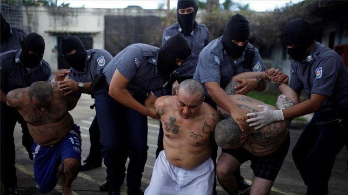 El pasado 21 de agosto, un tribunal antimafia de El Salvador condenó a penas de hasta 100 años de prisión a 61 miembros de la MS13.-REUTERS / JOSE CABEZAS
