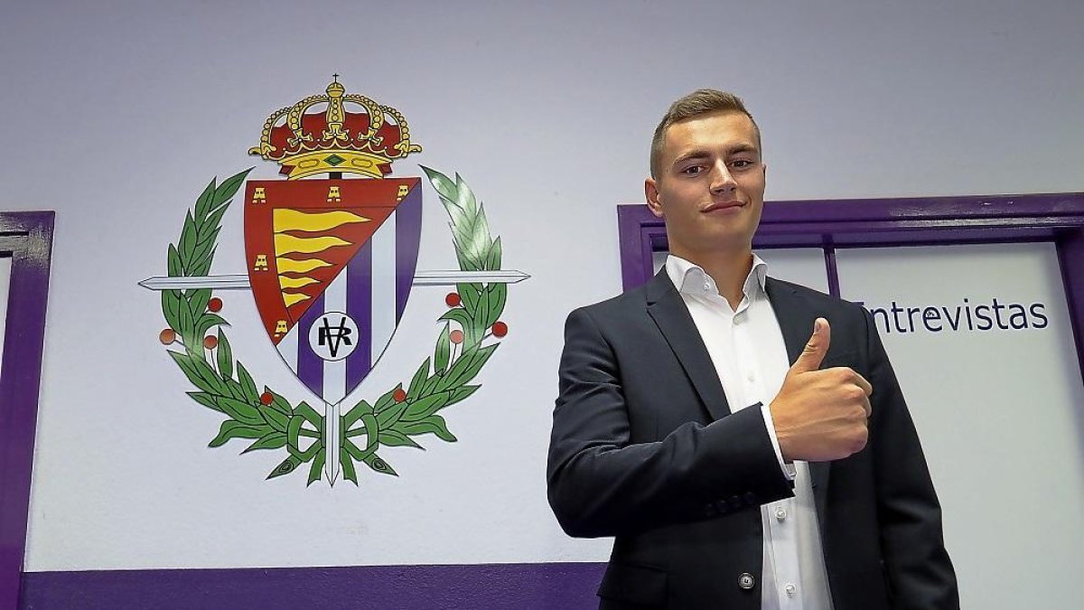 Jorge de Frutos posa en las instalaciones del estadio José Zorrilla durante su presentación.-MIGUEL ÁNGEL SANTOS