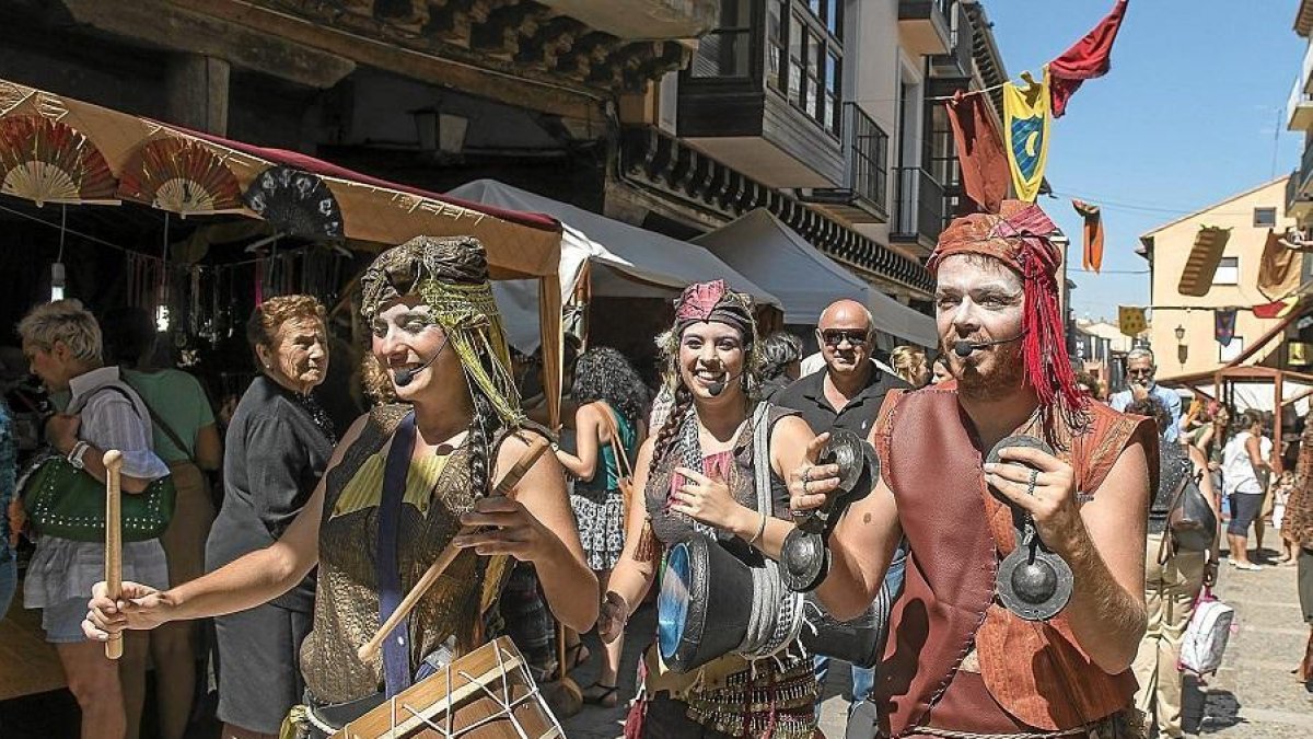 Músicos y malabares en una anterior edicion del ‘Mercado de la India Chica’ de Medina de Rioseco.-PHOTOGENIC