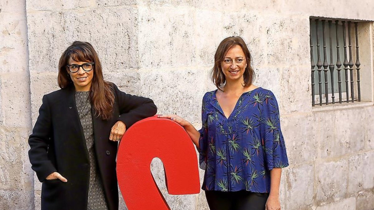 La actriz Maria Ribeiro y la directora brasileña Laís Bodanzky.-J. M. LOSTAU