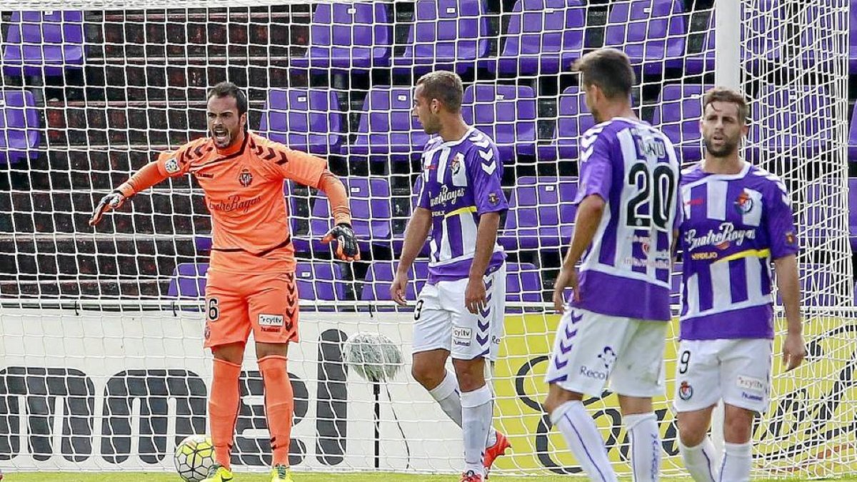 El debutante Julio chilla a sus compañeros tras encajar el segundo de los tres goles que le metió el Oviedo.-J.M. Lostau