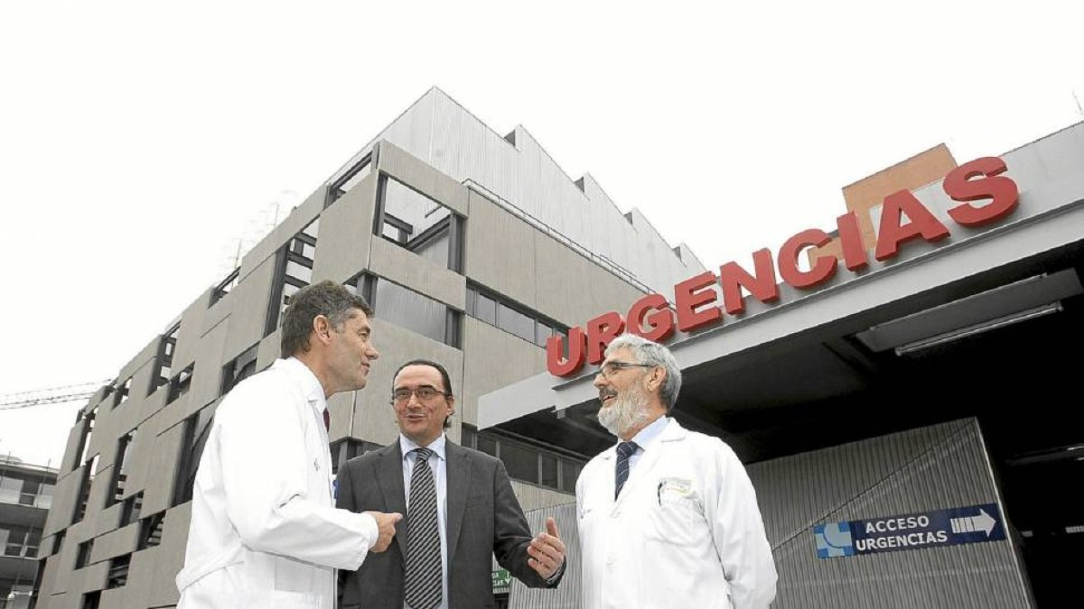 Eiros, García y Gorostiza ante el nuevo acceso de Urgencias-Ical