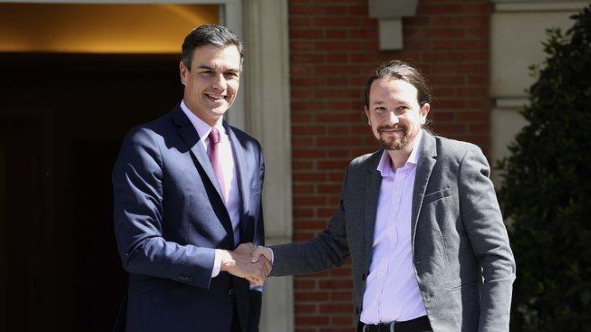 El presidente del Gobierno en funciones, Pedro Sánchez, recibe al líder de Unidas Podemos, Pablo Iglesias, en la Moncloa.-DAVID CASTRO