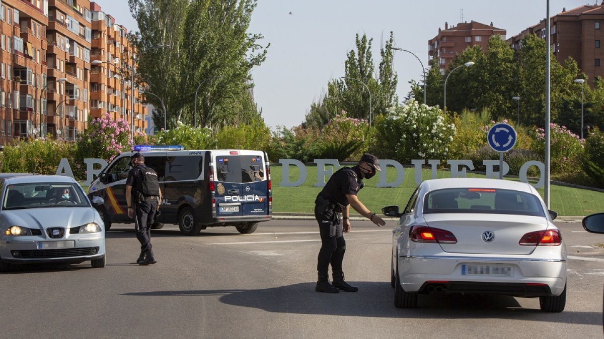 Controles de vehículos en Aranda durante el primer día de confinamiento. PACO SANTAMARÍA