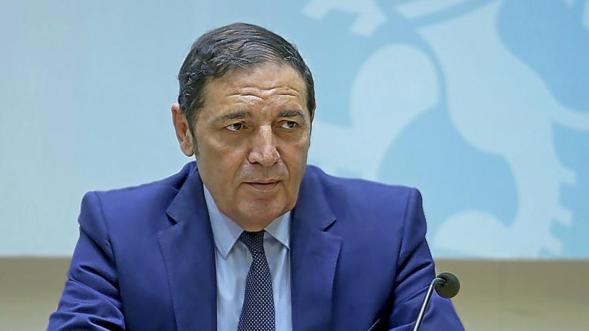 El consejero de Sanidad, Antonio María Sáez Aguado, durante la rueda de prensa.-ICAL