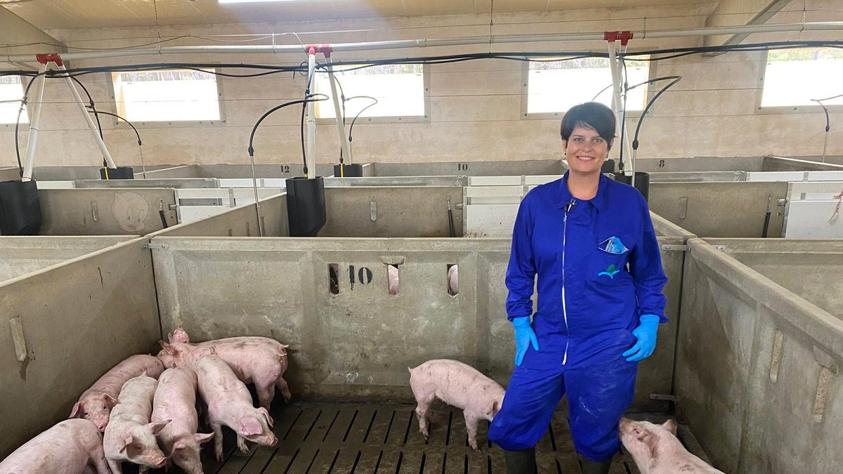 Marta Llorente posa en su granja de 2.000 cerdas de cebo de capa blanca que tiene en integración con Agrocesa. ECB