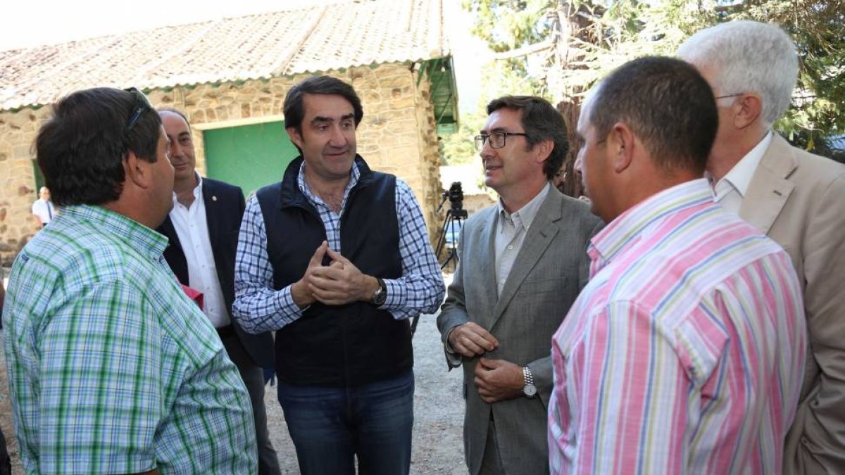 El consejero de Fomento y Medio Ambiente, Juan Carlos Suárez-Quiñones, visita el monte pinar de Navafría en el Parque Natural de Guadarrama.-ICAL